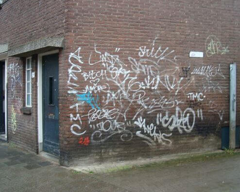 Facade skæmmet af graffiti - intet problem for RensFyn
