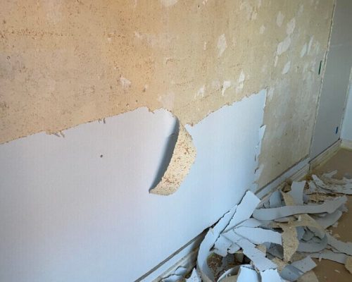 Afskallet lyseblå tapet fra indvendig væg